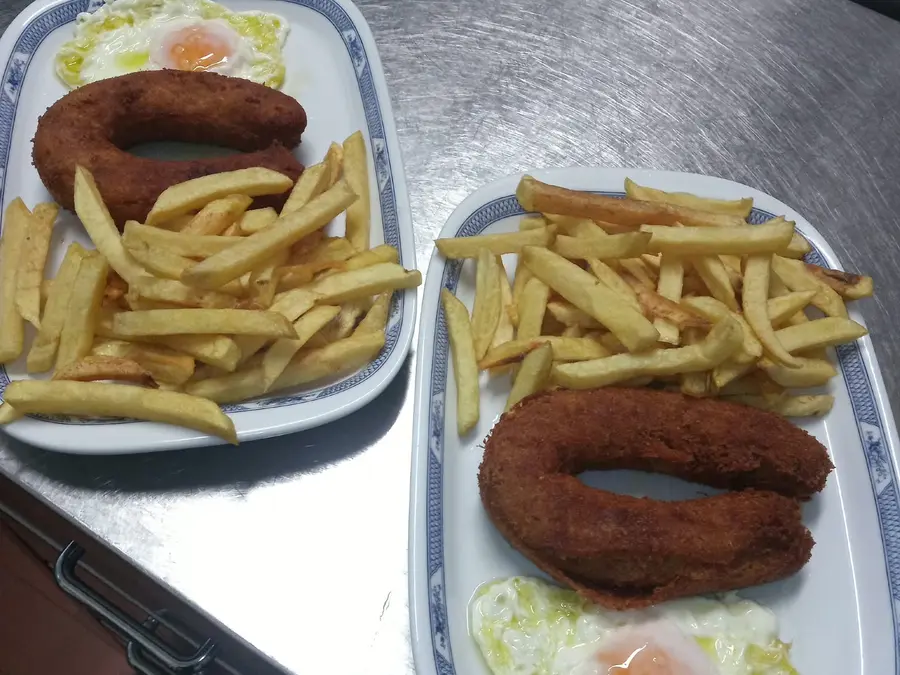 Alheira frita com ovo estrelado e batata frita