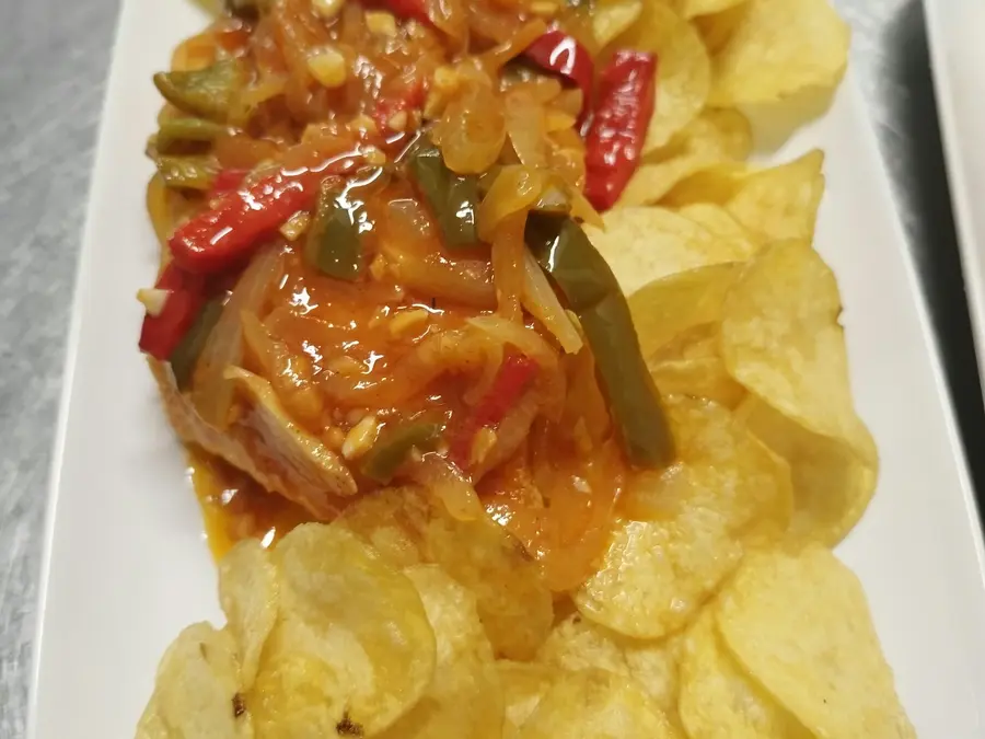Bacalhau à Manel com cebolada, pimentos e batata frita