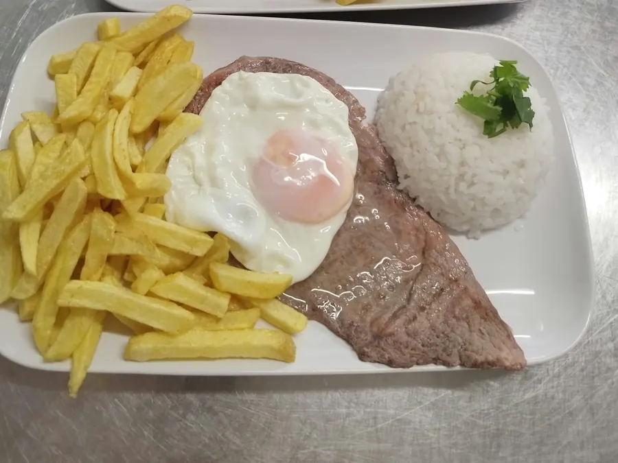 Bitoque de vaca com ovo estrelado, batata frita e arroz