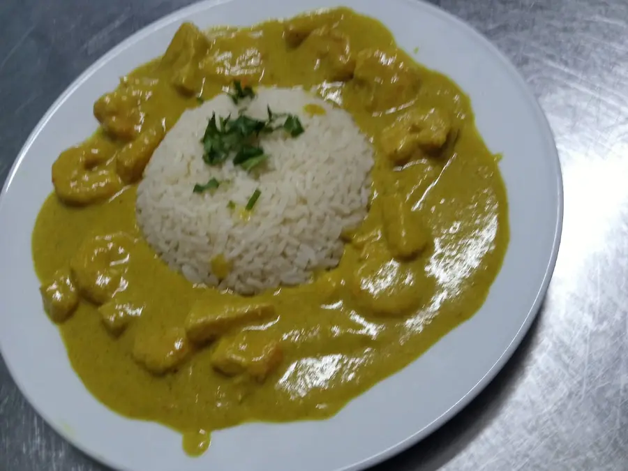 Caril de gambas com arroz branco