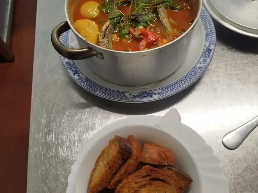 Ensopado de enguias com pão frito