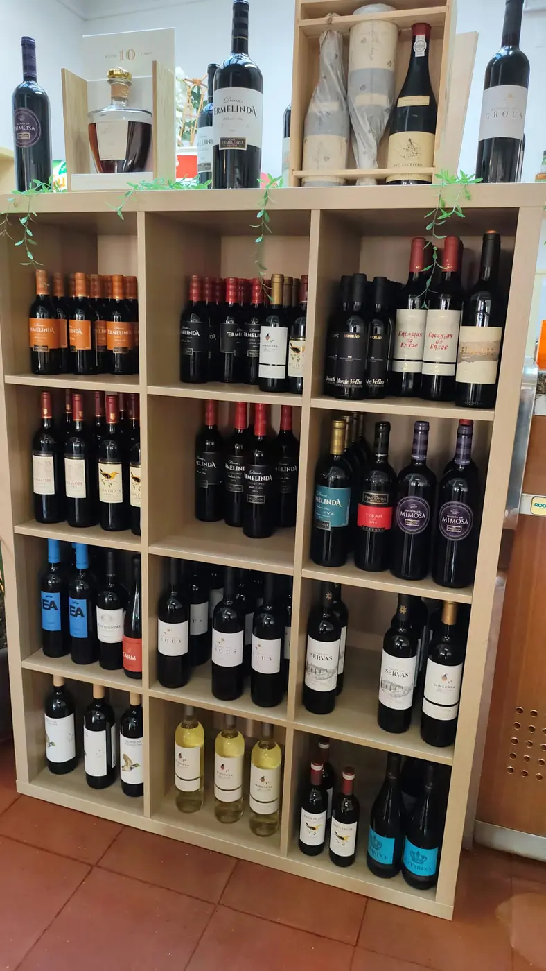 Garrafeira do restaurante com vinhos portugueses