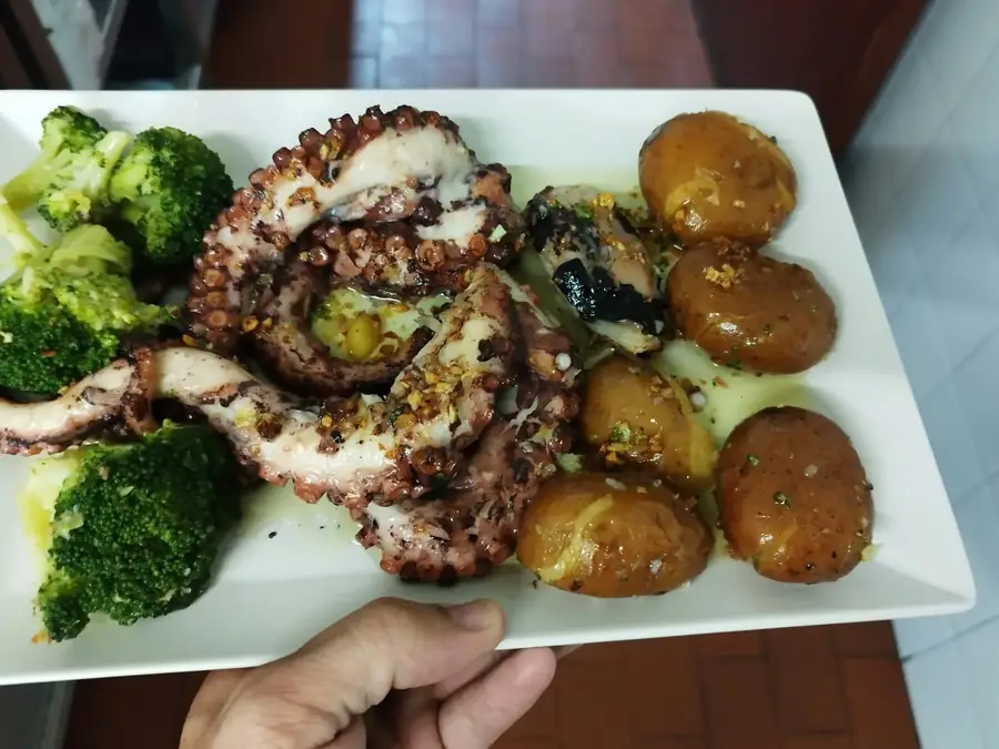 Polvo à lagareiro com batata a murro, brócolos e azeite