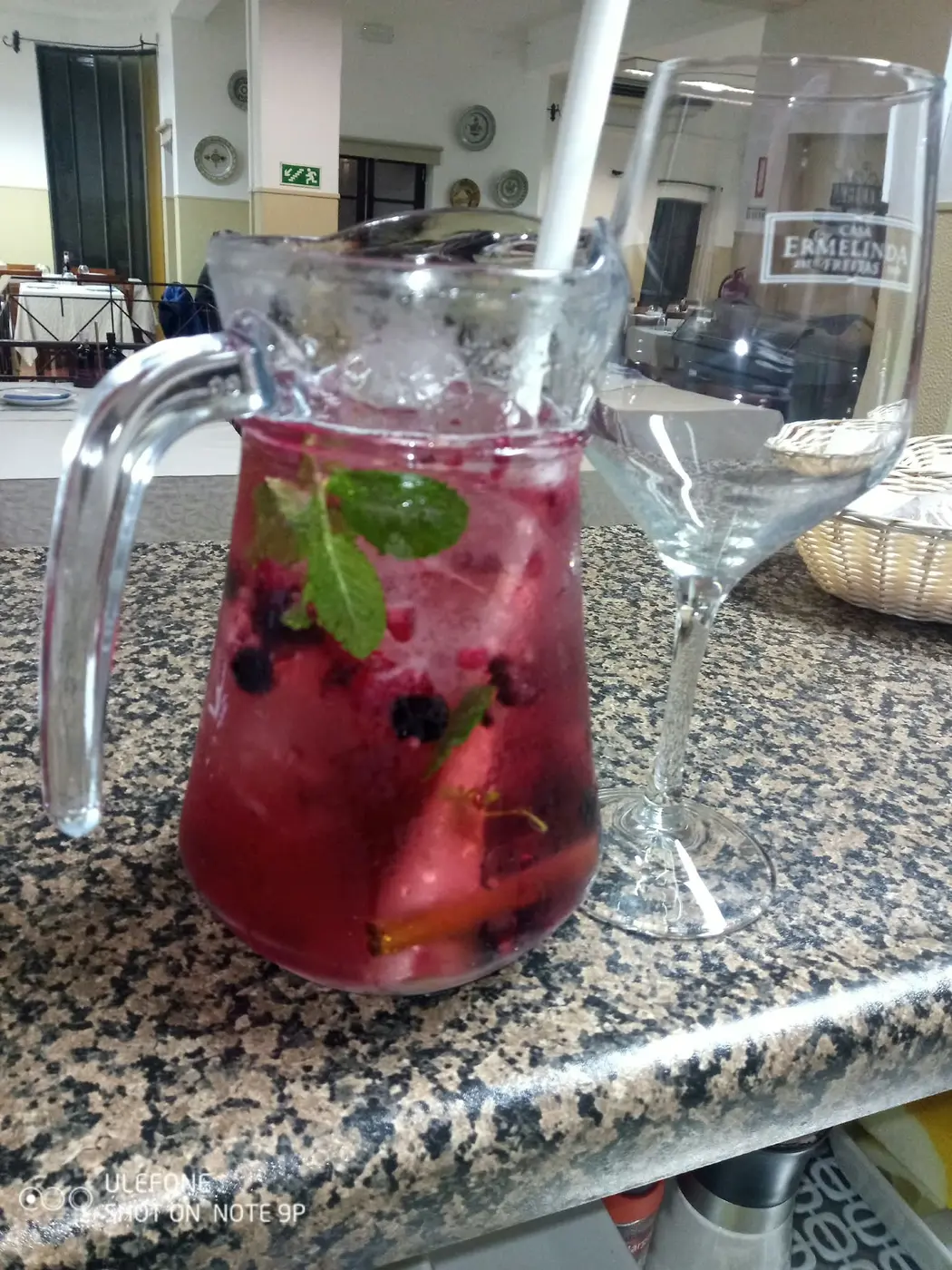 Jarro de sangria com fruta