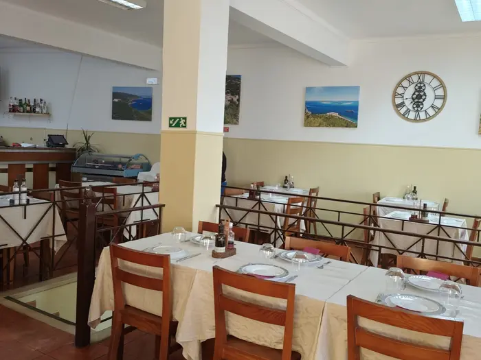 Sala ampla do restaurante, com mesas para grupos