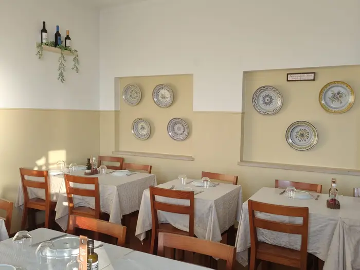 Sala do restaurante com mesas postas