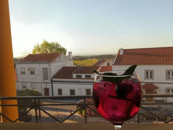 Copo de sangria junto à janela, com vista sobre Azeitão
