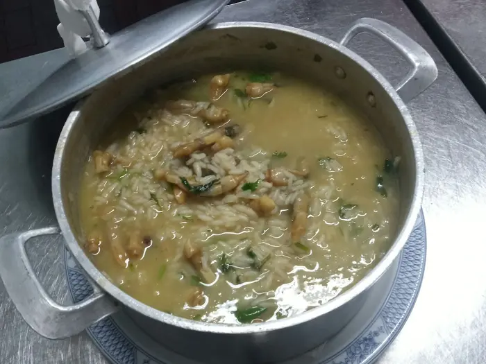 Arroz de lingueirão servido na panela