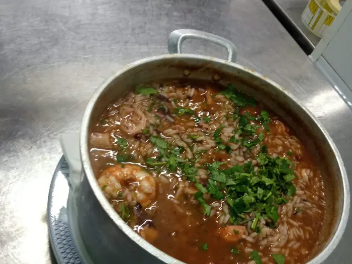 Arroz de marisco servido na panela
