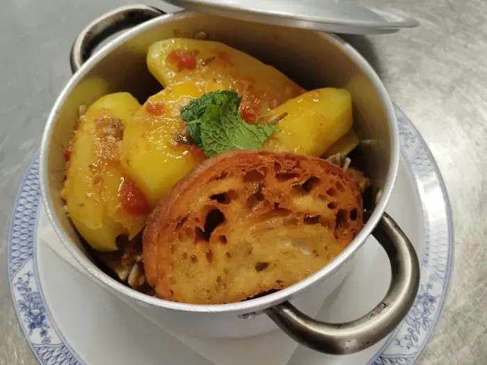 Caldeirada servida na panela com batata