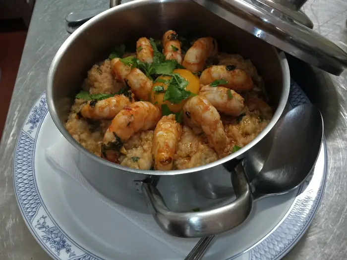 Camarão cozinhado na panela