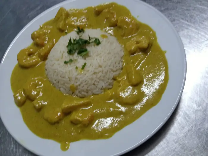 Caril de frango com arroz branco