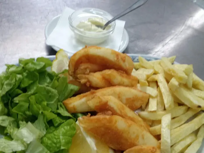 Choco frito com batata frita, salada e limão