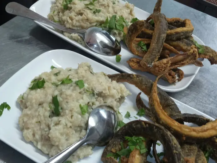 Enguias fritas acompanhadas de açorda