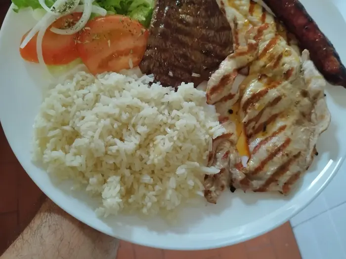 Grelhada mista com arroz e salada