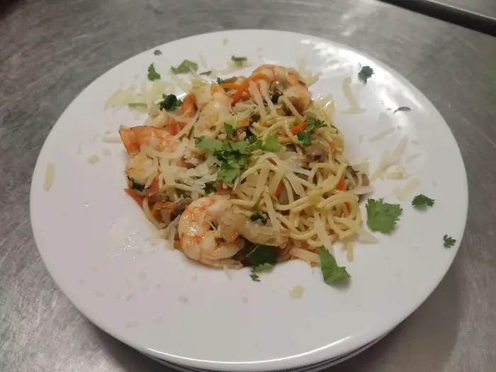 Massa salteada com gambas