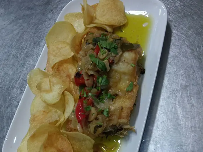 Peixe frito com cebolada, pimento e batata frita