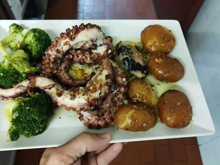 Polvo à lagareiro com batata a murro, brócolos e azeite