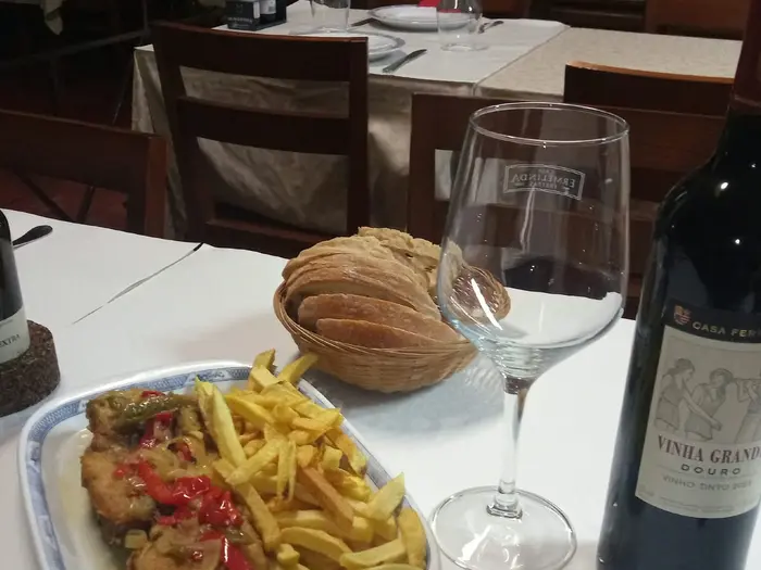 Mesa posta na sala do restaurante